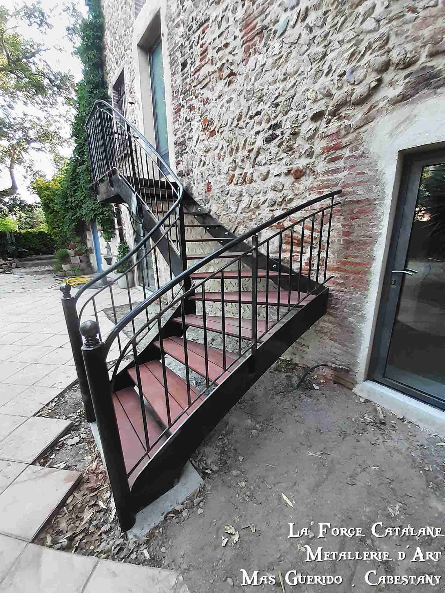 Escalier 2 fer plat lateraux marches fer bois PADDUCK lames laser forge catalane 4.jpg